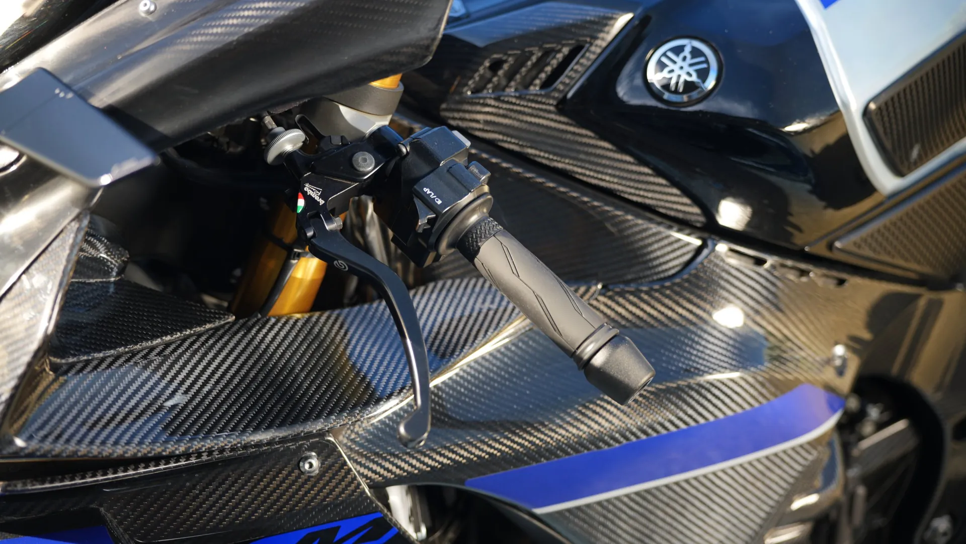 Mando Brembo y carenado de carbono