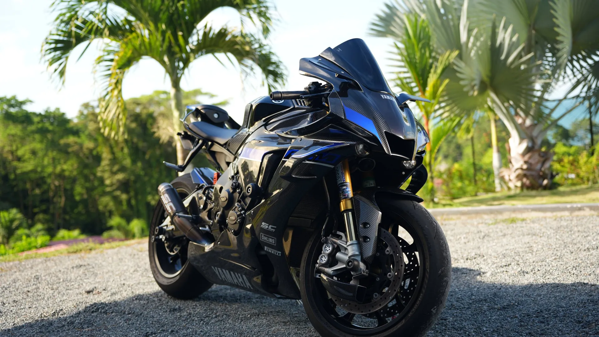Frente de la Yamaha R1M entre palmeras
